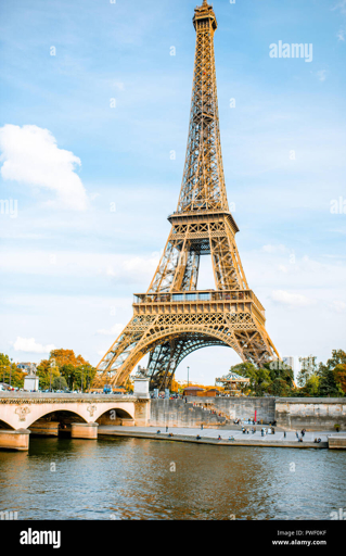 La tour Eiffel vue depuis la Seine