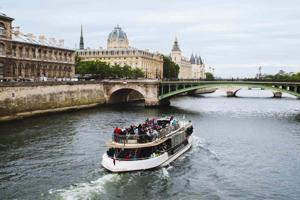 La Seine, un pont et des bâtiments parisiens