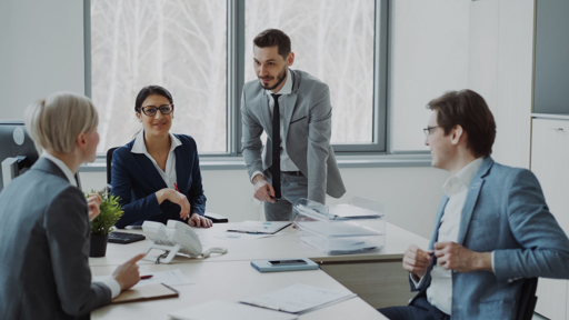 Équipe de consultants et dirigeants d'entreprise en réunion de travail dans un bureau moderne