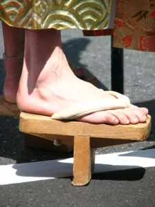 Les geta, les chaussures japonaises traditionnelles ...