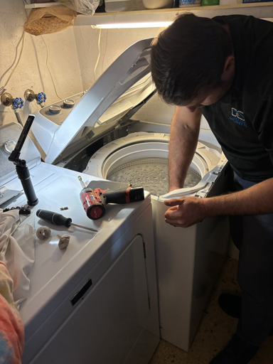 Técnico consertando uma máquina de lavar — foto ilustrativa