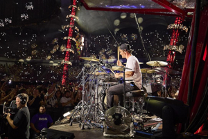 Chris Hemsworth's surprise drum performance with Ed Sheeran ...