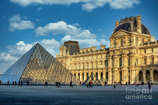La pyramide et le palais du Louvre à Paris