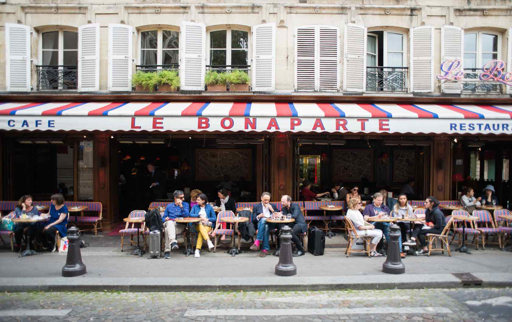 Terrasse d'un café parisien