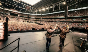 Fan muere en concierto, ¡sospechoso de caerse de una gran ...