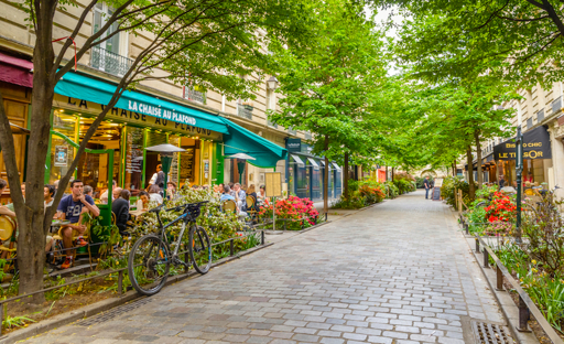 Rue pavée dans le quartier du Marais à Paris