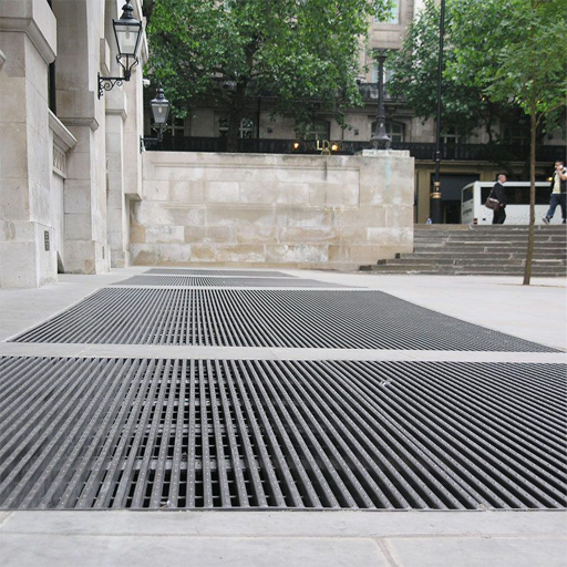Terrasse extérieure réalisée avec un caillebotis en acier galvanisé