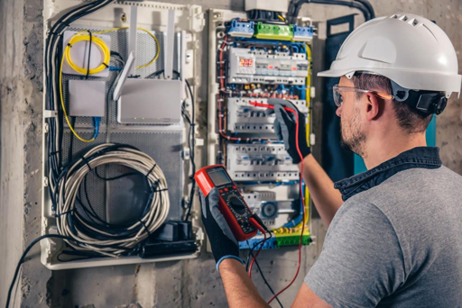 Técnico realizando testes em um painel elétrico — foto ilustrativa