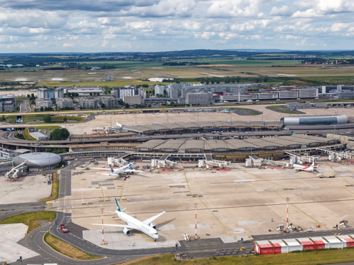 Avion sur une piste de l'aéroport Paris-Charles-de-Gaulle