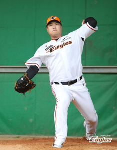 Ryu Hyun-jin, who returned to the Hanwha Eagles for the ...