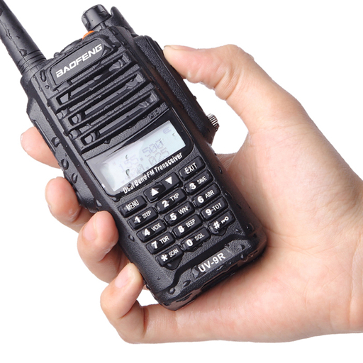 Портативная рация Baofeng UV-9R Plus в руке