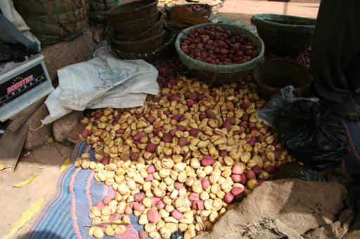 Hạt Kola để bán tại chợ trung tâm ở Ouagadougou, Burkina Faso