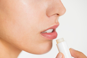 5 Manfaat Utama Lip Balm untuk Bibir yang Wajib Kamu Tahu - Blog