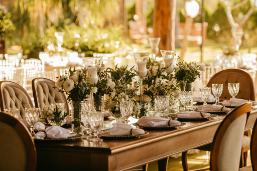 Discours de mariage : illustration d’une table de réception en extérieur, avec fleurs et verres