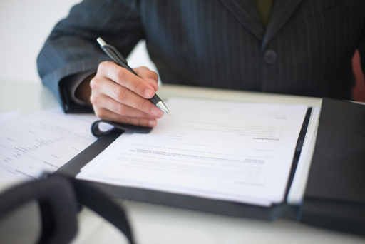 Signature d'un document de demande de subvention par un dirigeant d'entreprise